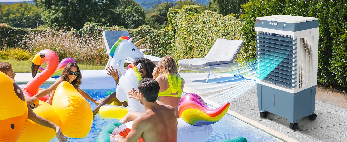 Gente disfrutando de la piscina con juguetes inflables, enfriador evaporativo VEVOR soplando aire cerca.