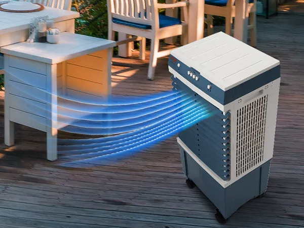 Enfriador evaporativo VEVOR en una terraza de madera cerca del océano, enfriando un área de comedor al aire libre con muebles blancos.