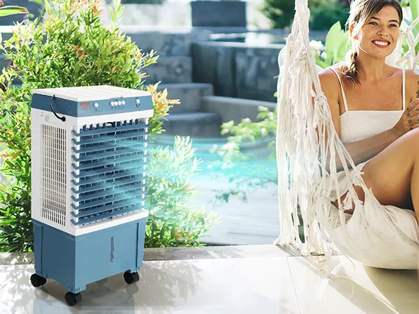 Enfriador evaporativo VEVOR en un entorno tropical al aire libre, que proporciona una brisa refrescante junto a una silla de patio.