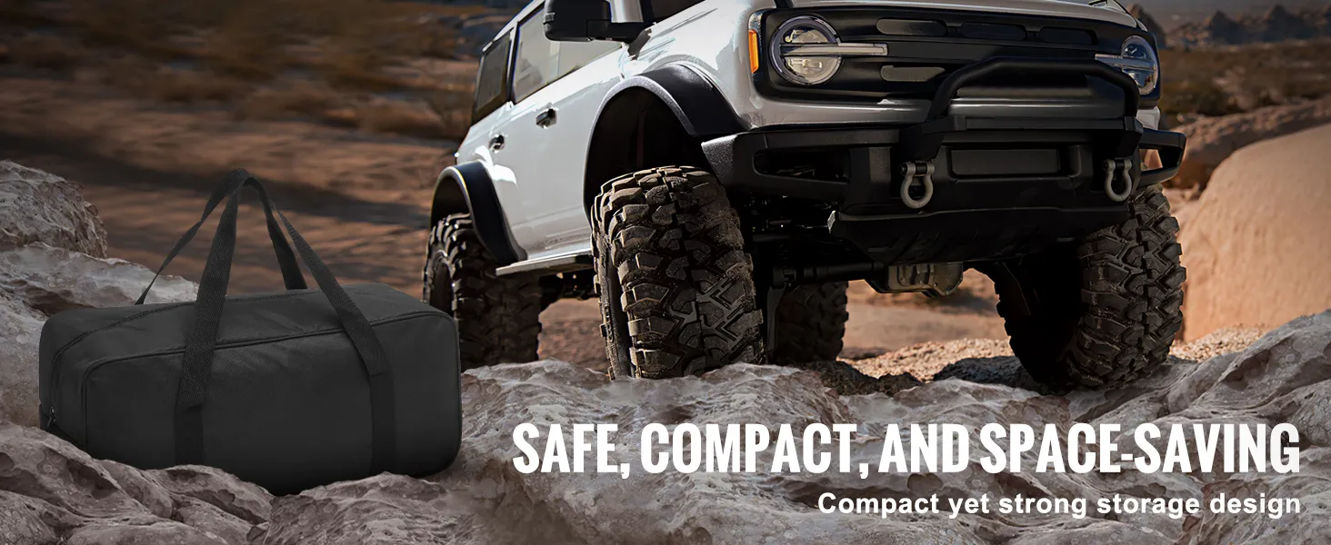 Bolsa de cuerda de remolque de recuperación cinética VEVOR sobre rocas con vehículo todoterreno, que promueve la seguridad y el almacenamiento compacto.