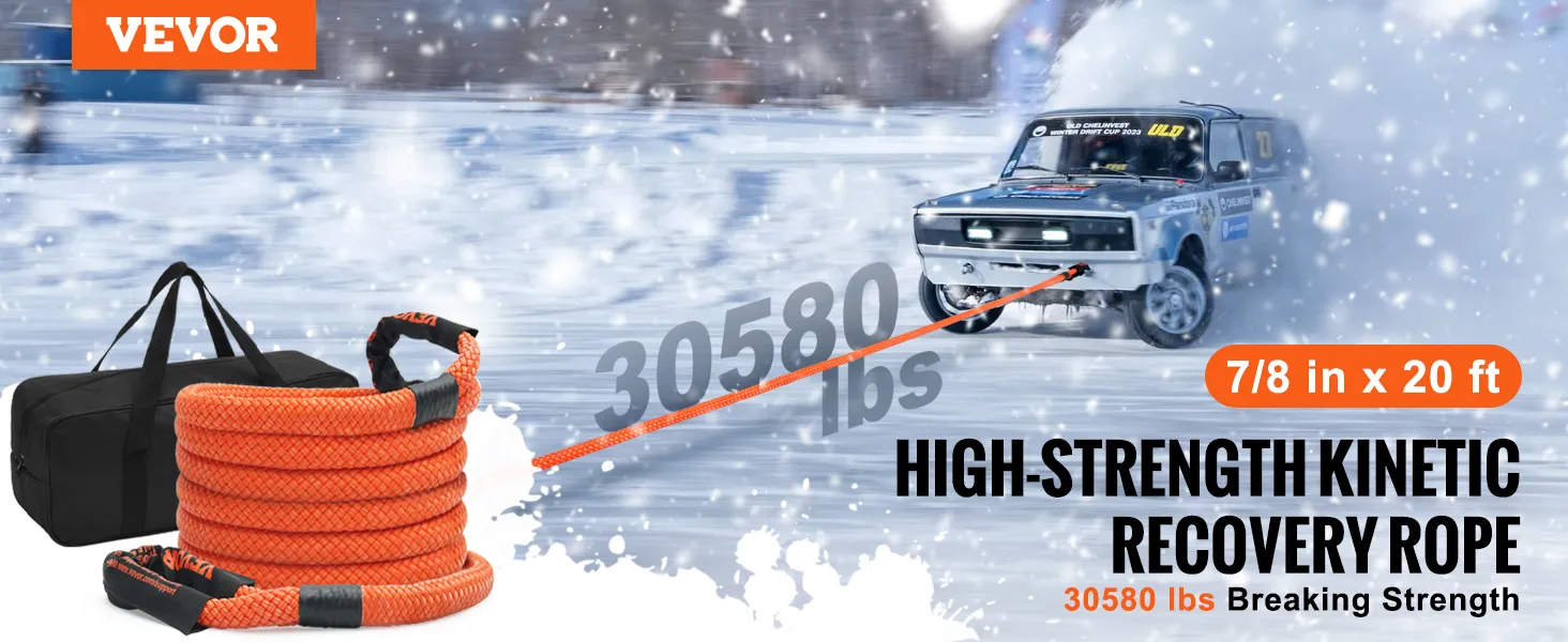 VEVOR kinetische bergingssleepkabel met een breeksterkte van 14.700 kg sleept een voertuig in de sneeuw.