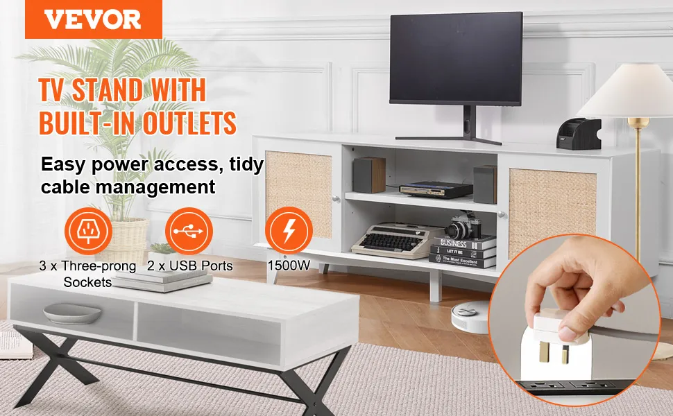 VEVOR-Rattan-TV-Ständer mit integrierten Steckdosen, USB-Anschlüssen und ordentlichem Kabelmanagement in einem modernen Wohnzimmer.