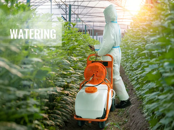 Gärtner verwendet einen batteriebetriebenen Rasensprüher von VEVOR in einem Gewächshaus, umgeben von üppigen grünen Pflanzen.