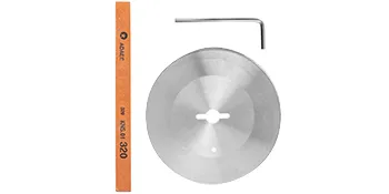 Onderdelen van het VEVOR elektrische shawarma-mes op witte achtergrond: lemmet, slijpsteen en inbussleutel.