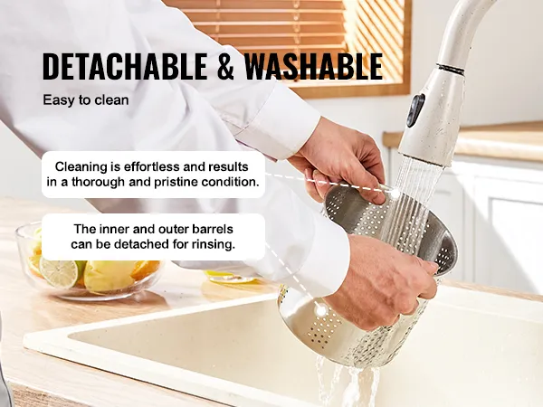 afneembare en afwasbare VEVOR fruitwijnpers die onder de kraan in de gootsteen in de keuken wordt gereinigd.