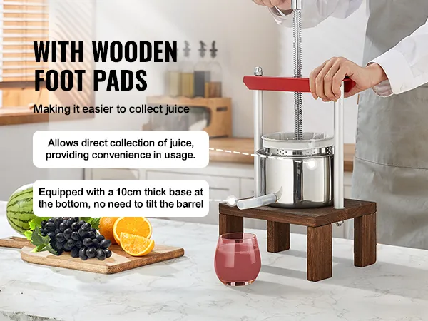 VEVOR fruitwijnpers met houten voetjes in gebruik, vers fruit en sap op het aanrecht.