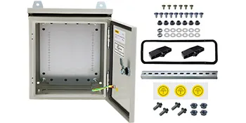 Caja eléctrica VEVOR con puerta abierta, herrajes de montaje, ojales, juntas y tornillos exhibidos.
