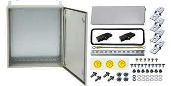 Caja eléctrica VEVOR abierta con herrajes de montaje, tornillos, pasacables y varios accesorios.
