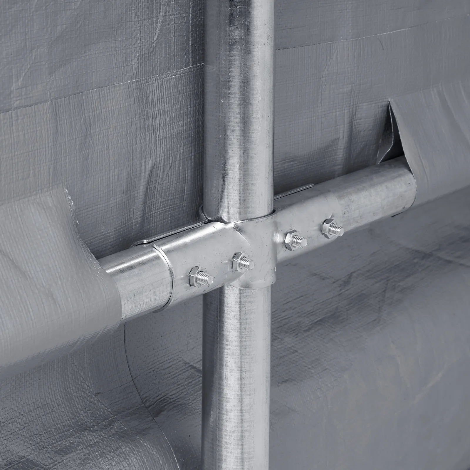 Conexión de estructura metálica de cobertizo portátil VEVOR con cubierta de tela gris.