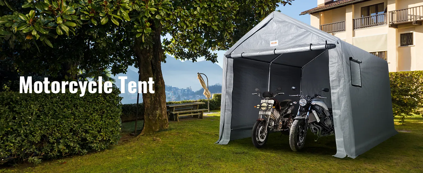 Cobertizo portátil VEVOR que alberga dos motocicletas en un entorno de jardín cerca de una casa y árboles.