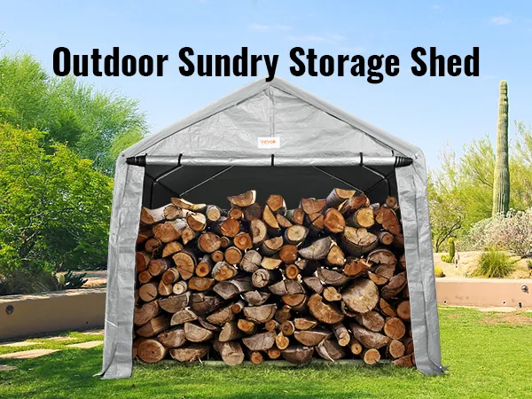 Cobertizo portátil VEVOR repleto de leña, situado en un jardín soleado con cactus y exuberante vegetación.