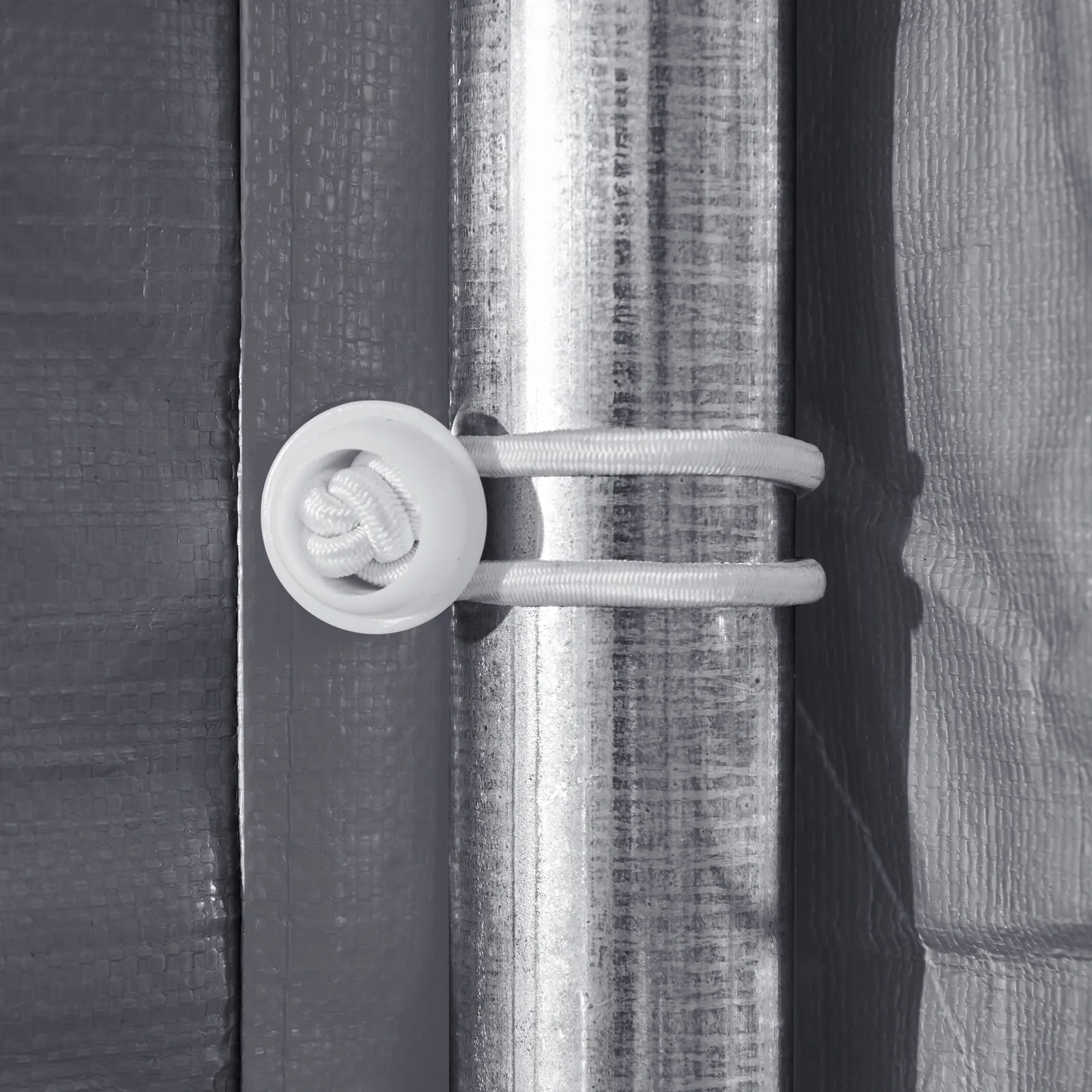 Primer plano del sistema de amarre del cobertizo portátil VEVOR, que muestra el cordón elástico que asegura la tela al marco de metal.