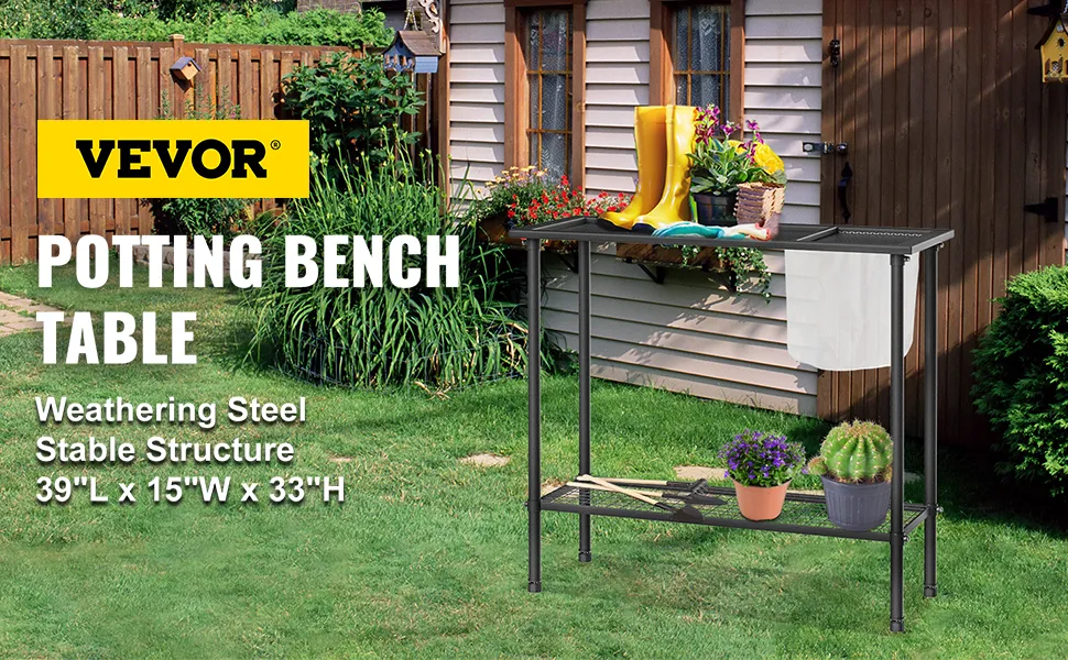 Mesa de jardín VEVOR en un exuberante jardín junto a una valla de madera y una casa.