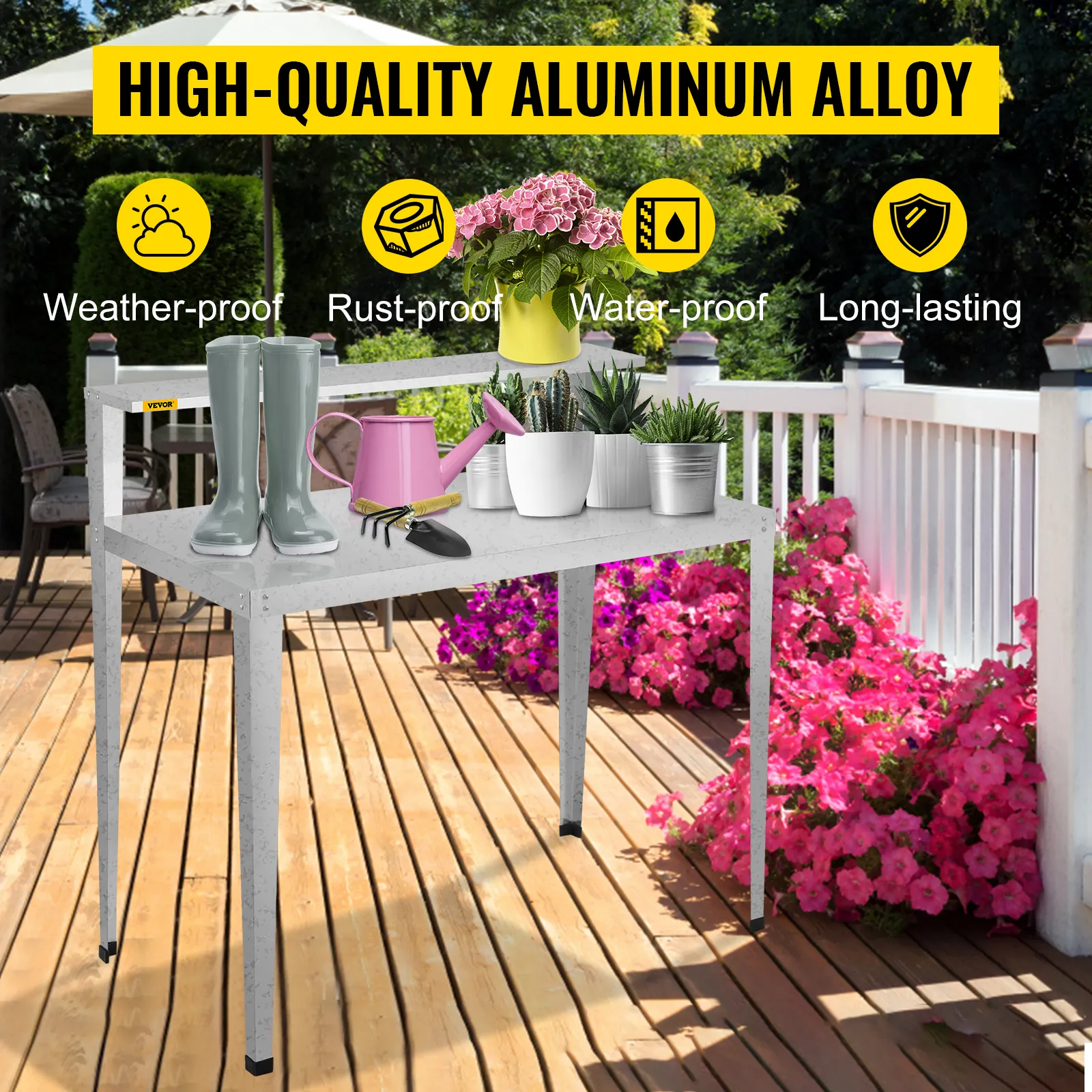 Banco de jardinería VEVOR con herramientas de jardinería, plantas, botas y flores en un patio soleado.