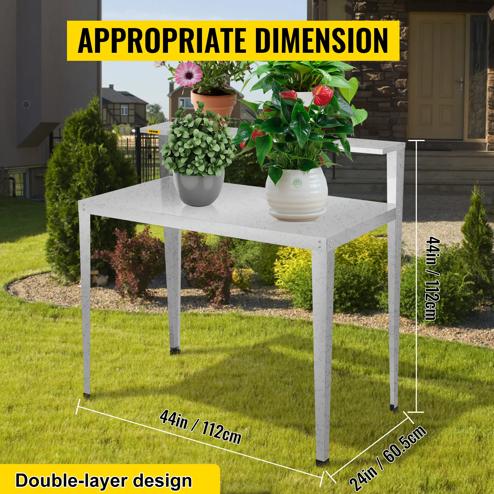 Banco para macetas VEVOR con plantas en el césped, que muestra sus dimensiones.