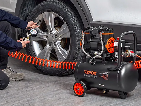 Persona que usa un compresor de aire ultra silencioso VEVOR con manguera naranja para inflar un neumático de automóvil.