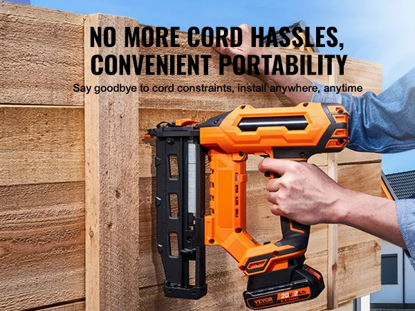 VEVOR snoerloze afwerkspijkermachine in gebruik op een houten hek, wat draagbaarheid en gemak benadrukt.