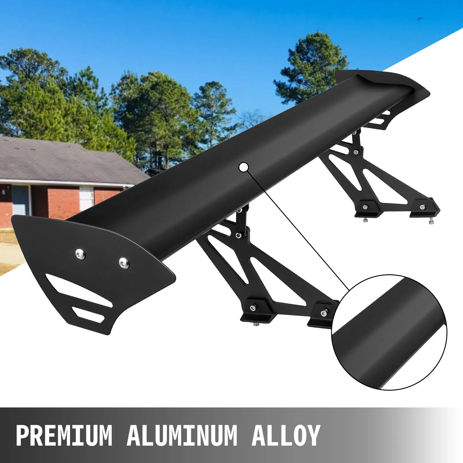 Alerón VEVOR gt negro en un automóvil con una casa y árboles al fondo.