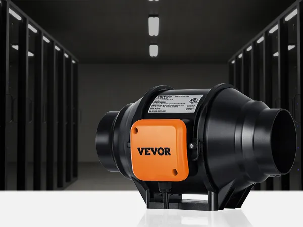 Ventilador de conducto en línea VEVOR en una sala de servidores con racks de datos iluminados con LED en el fondo.