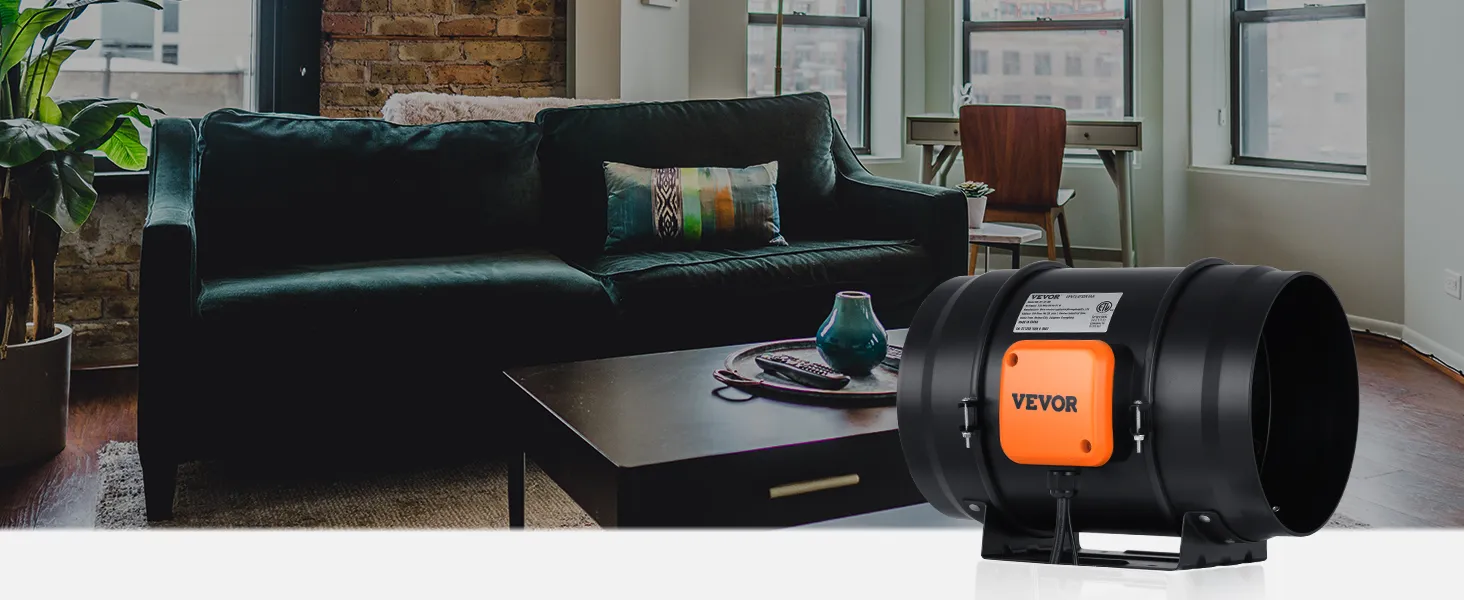 VEVOR inline kanaalventilator in een moderne woonkamer met een groene bank, salontafel en grote ramen.