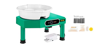 Torno de cerámica VEVOR con herramientas, base verde, pedal y bandeja de arcilla blanca.