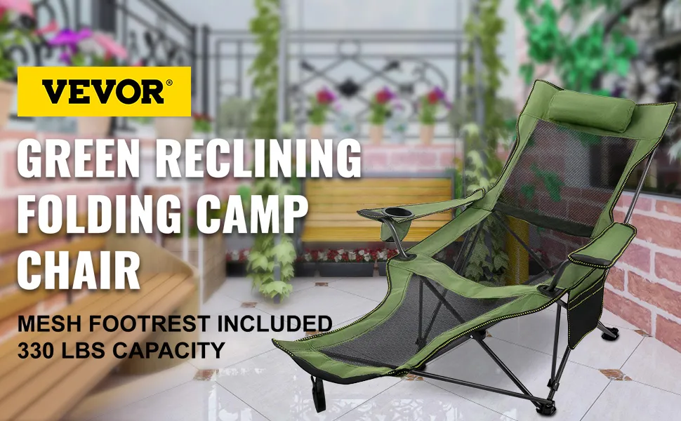 Sedia da campeggio pieghevole VEVOR con poggiapiedi in rete su un patio con piante e panchine.