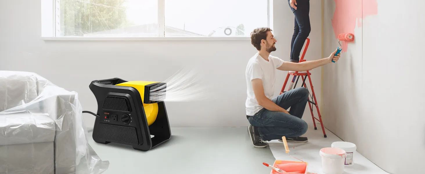 Escena de renovación del hogar con ventilador multiuso VEVOR, hombre pintando una pared, mujer en una escalera y muebles cubiertos.