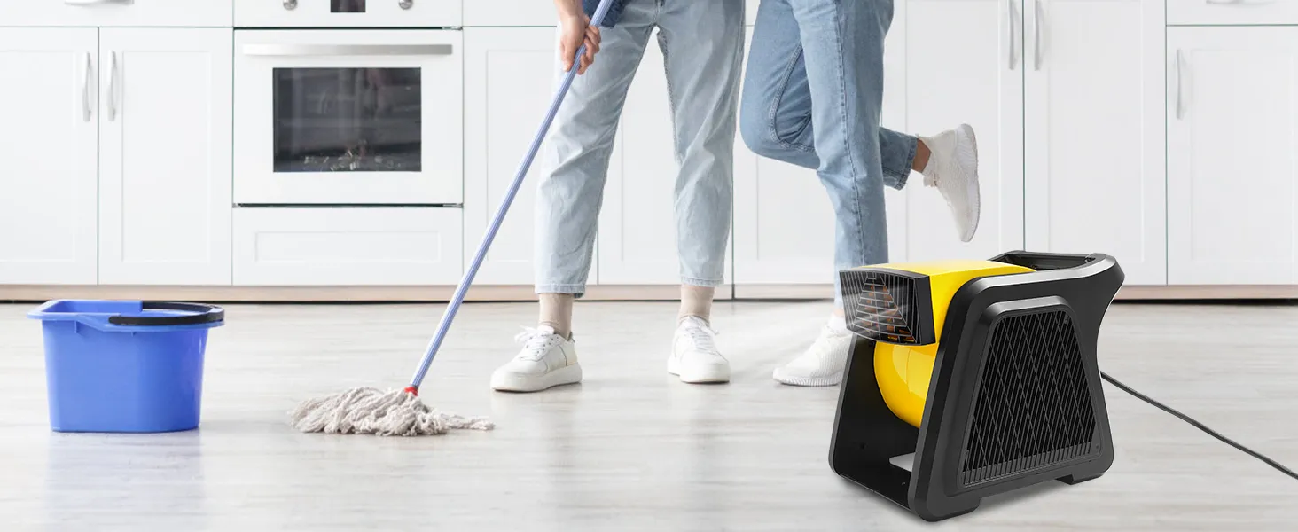 trapeando el piso de la cocina con un balde azul y un ventilador multiuso VEVOR secando la superficie.