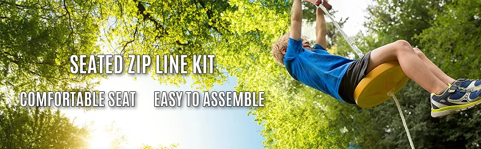 Niño disfrutando del kit de tirolina sentado VEVOR en un exuberante entorno verde al aire libre.