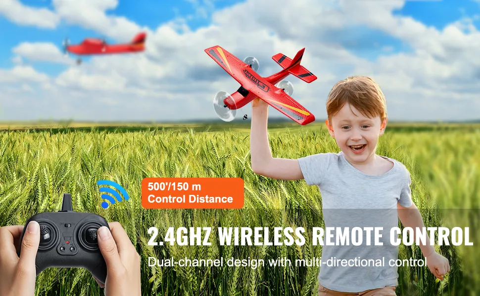 ragazzo in un campo che tiene in mano un aeroplano RC VEVOR rosso, radiocomandato con portata di 500 piedi e cielo limpido sullo sfondo.