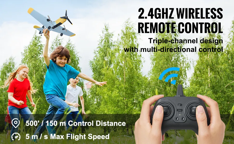 Kinder fliegen in einem Park ein ferngesteuertes VEVOR-Flugzeug mit kabelloser 2,4-GHz-Fernbedienung. 500’/150 m Entfernung, 5 m/s Geschwindigkeit.