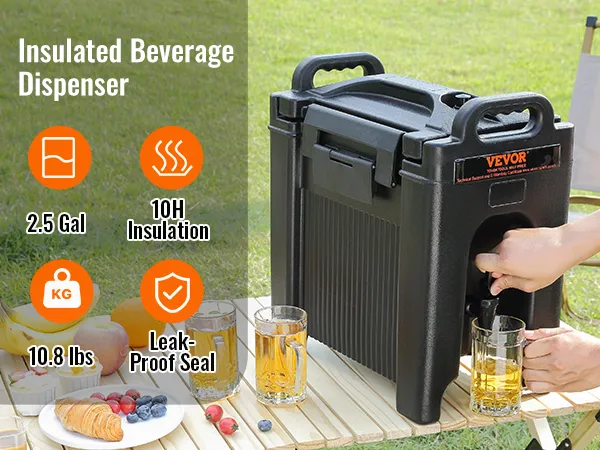 osoba korzystająca z termosu VEVOR przy stoliku na świeżym powietrzu z przekąskami, owocami i napojami.