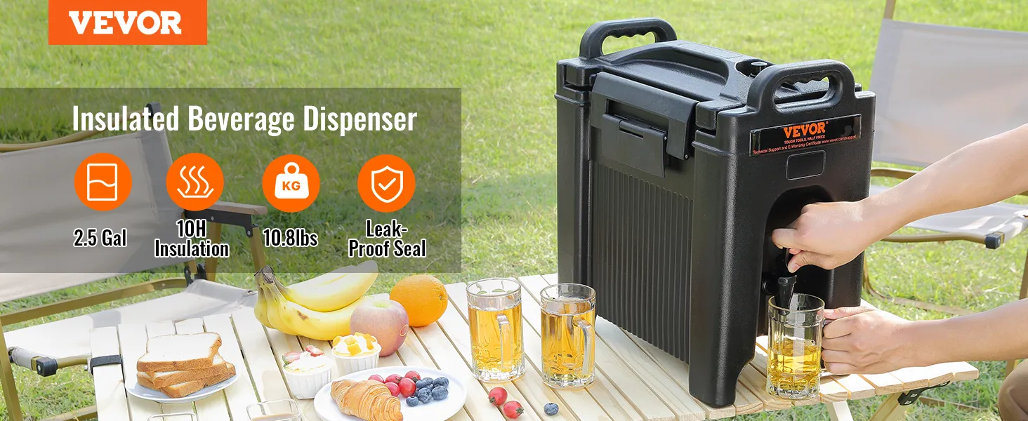 osoba korzystająca z termosu VEVOR przy stoliku na świeżym powietrzu z przekąskami, owocami i napojami.