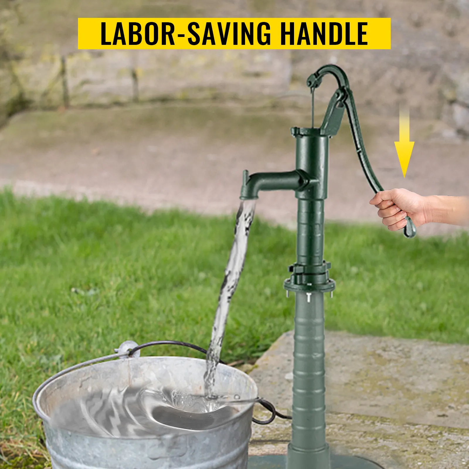 hand met behulp van een antieke VEVOR handwaterpomp met arbeidsbesparende hendel, waarmee een metalen emmer werd gevuld.