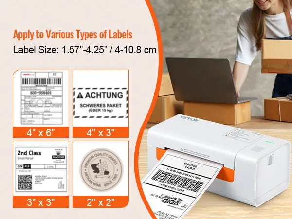 Impresora de etiquetas térmicas VEVOR que muestra varios tamaños y tipos de etiquetas en un escritorio con paquetes en el fondo.