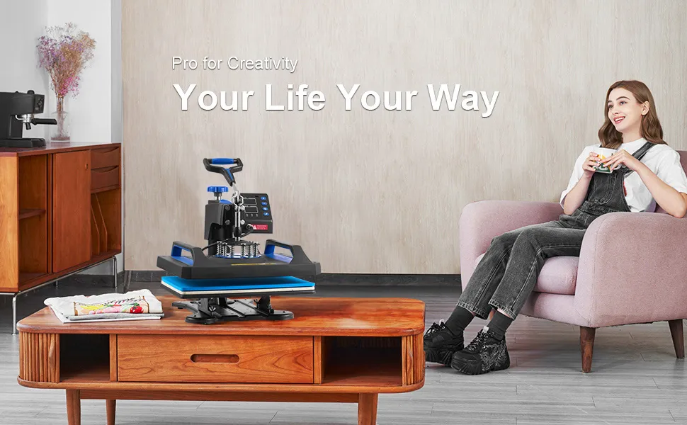 Máquina de prensado térmico VEVOR sobre una mesa de madera en una habitación acogedora con el lema "tu vida a tu manera".