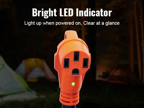 Enchufe naranja brillante iluminado con LED para cable de extensión de RV VEVOR, carpas en un fondo boscoso por la noche.
