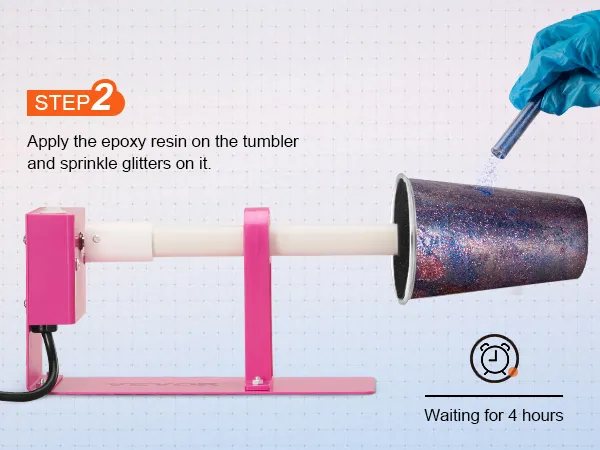 Paso 2: aplica epoxi en el vaso con el volteador de tazas VEVOR y espolvorea brillantina. Espera 4 horas.