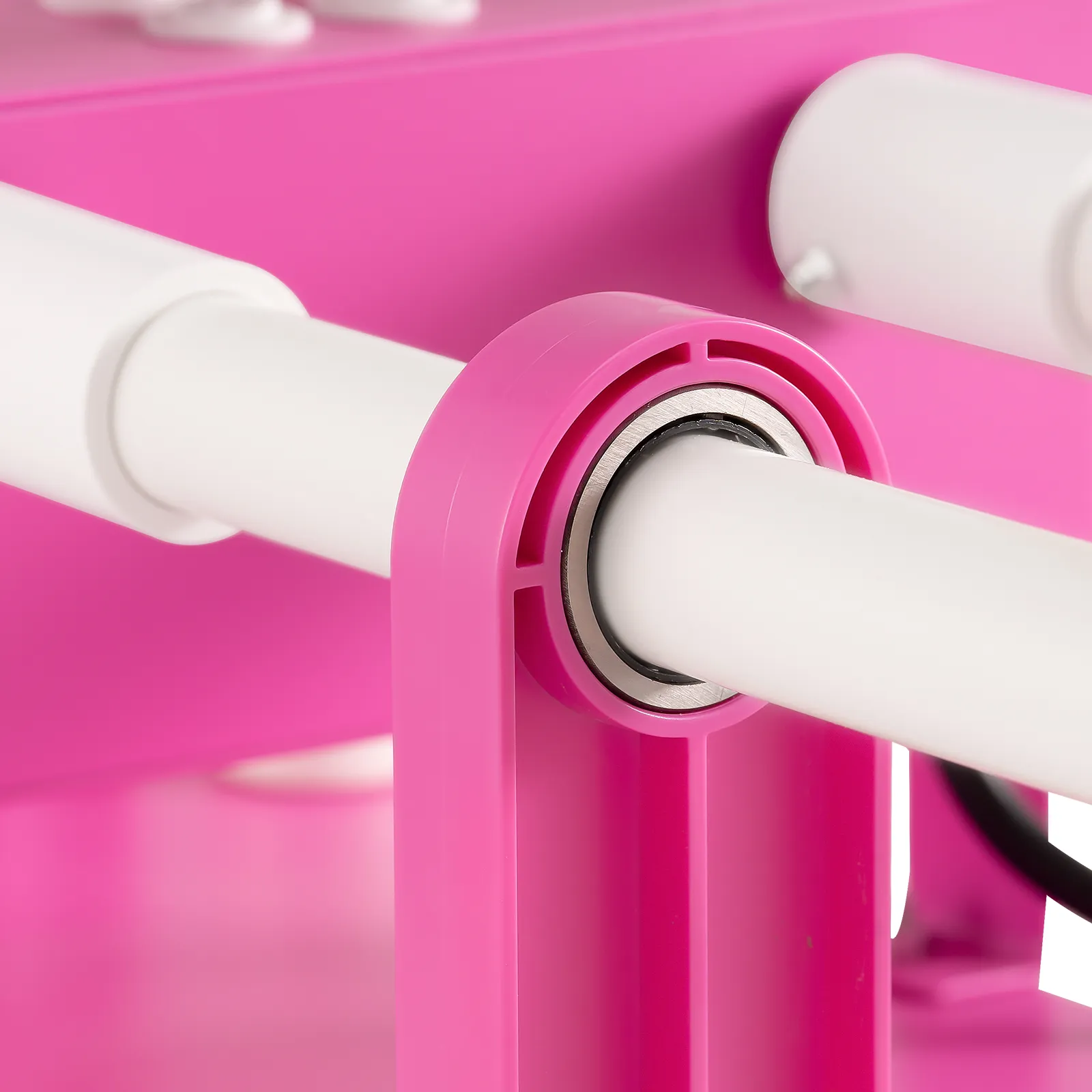 Primer plano de un volteador de tazas VEVOR de color rosa con 4 varillas blancas y cojinetes de metal.