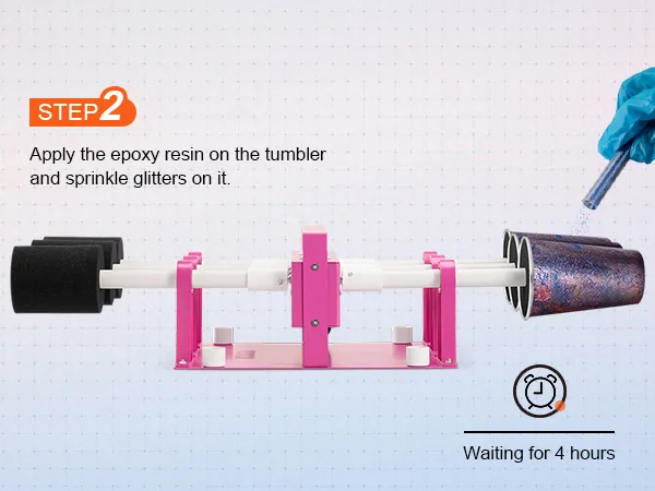 Paso 2 para usar el volteador de vasos VEVOR: aplique resina epoxi y espolvoree brillantina en el vaso. Espere 4 horas.