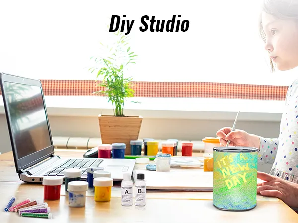 Niño haciendo manualidades en un estudio de bricolaje con pinturas, una computadora portátil y un volteador de vasos VEVOR en el escritorio.