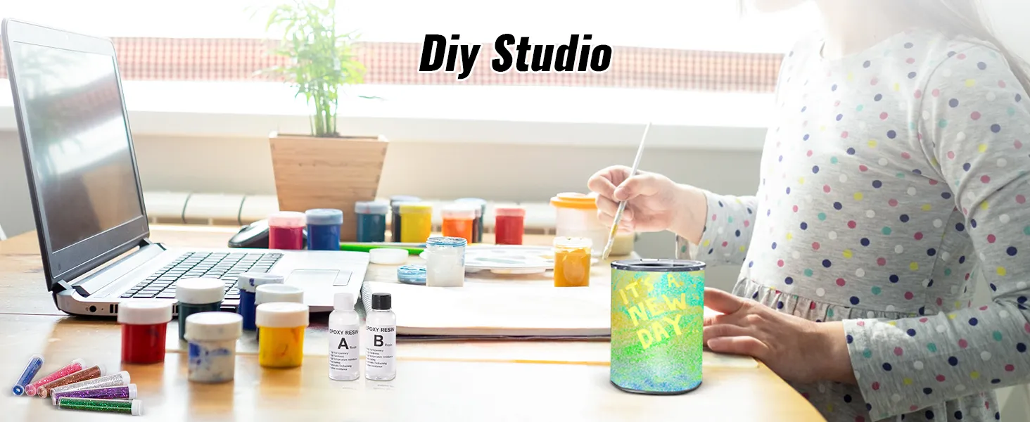 Niño haciendo manualidades en un estudio de bricolaje con pinturas, una computadora portátil y un volteador de vasos VEVOR en el escritorio.