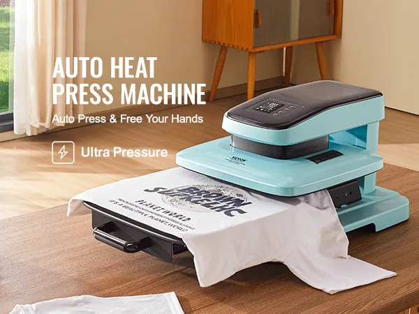 VEVOR-automatische hittepers brengt een ontwerp aan op een wit T-shirt naast een pet met een smiley.