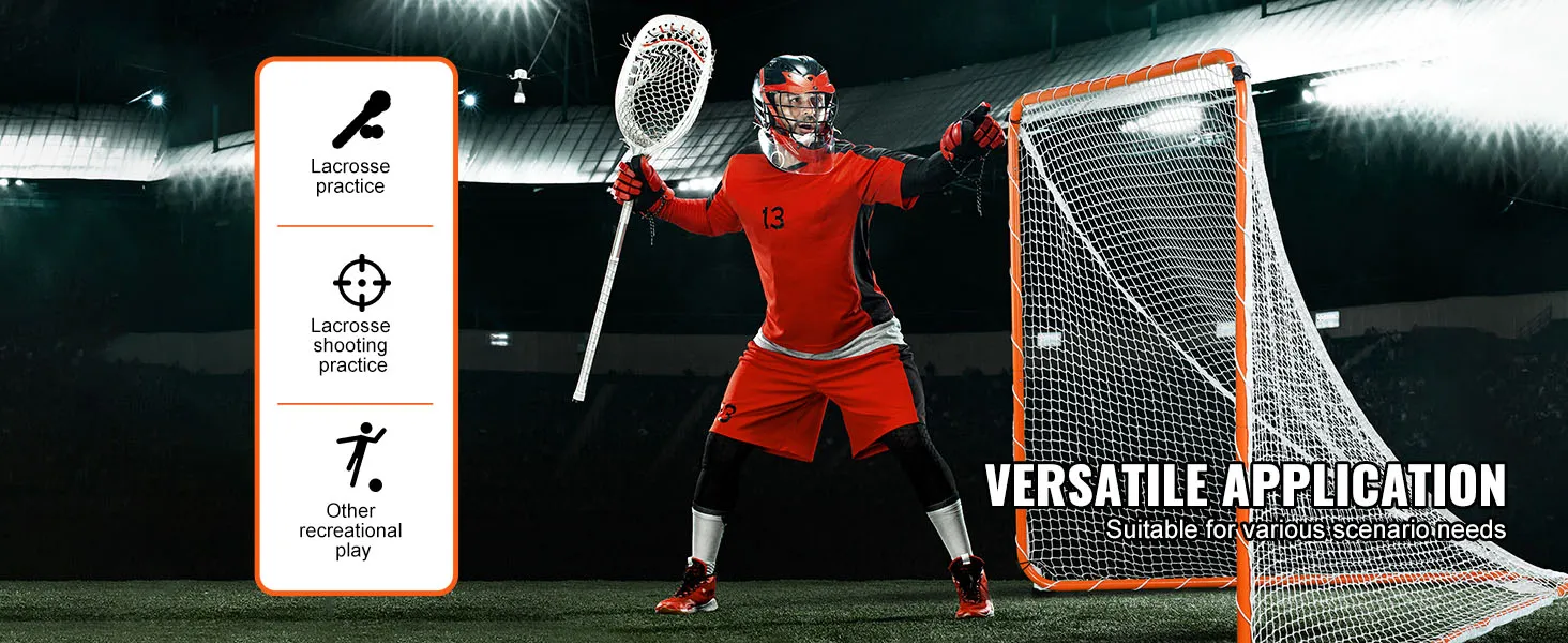 Jugador de lacrosse con equipo rojo y un palo de portero junto a un arco de lacrosse VEVOR en un campo por la noche.