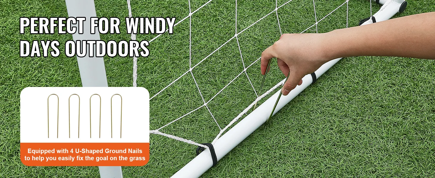 Entrenador de rebote de fútbol VEVOR que asegura manualmente con clavos en forma de U sobre césped para mayor estabilidad en condiciones de viento.