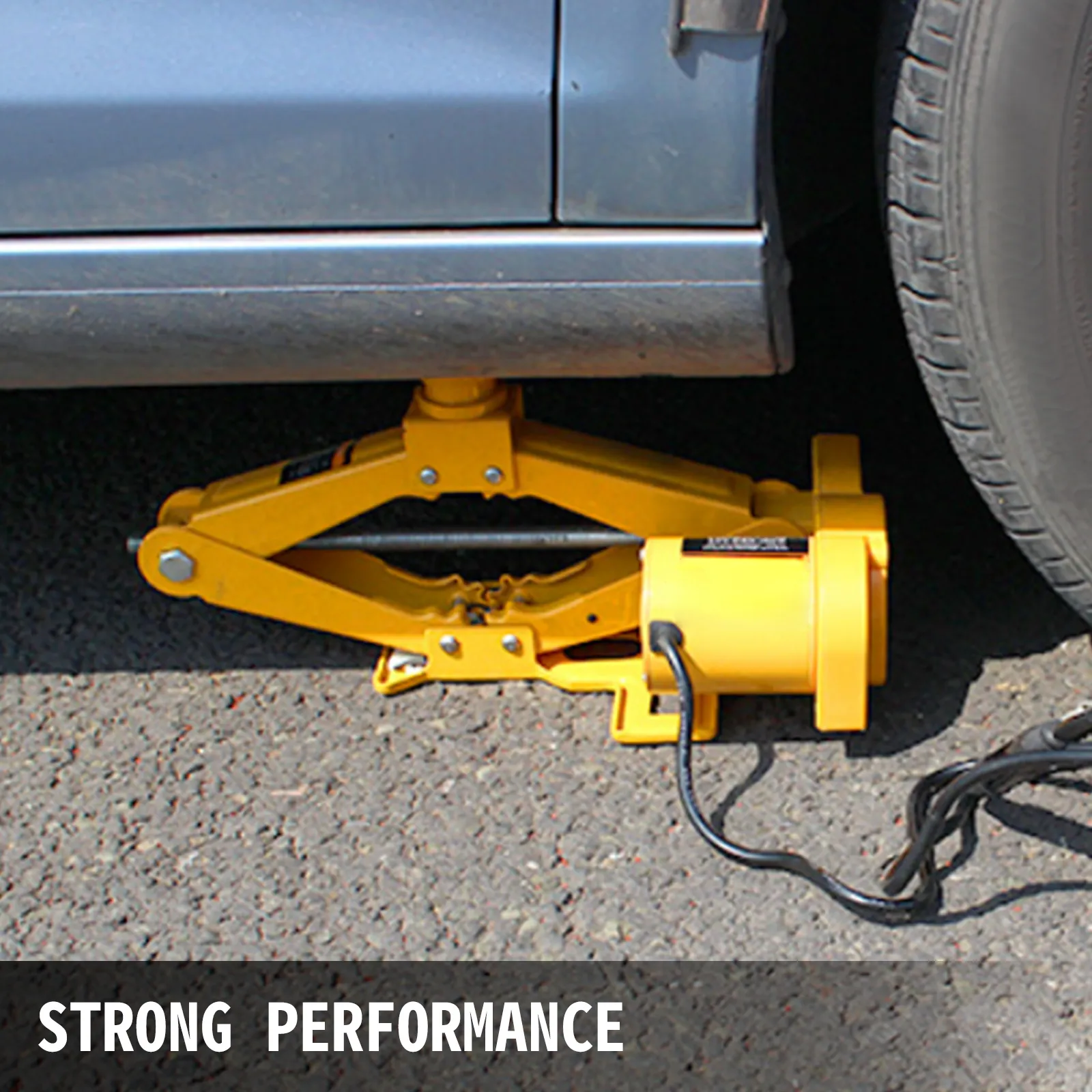 Gato eléctrico VEVOR amarillo para coche que levanta un coche azul sobre una carretera asfaltada.