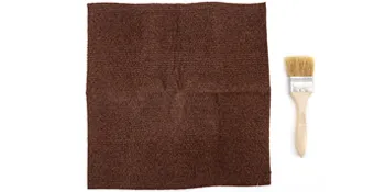 Paño marrón junto a un cepillo con mango de madera.