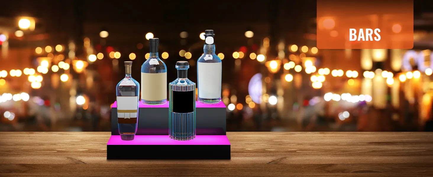Exhibición de botellas de licor LED VEVOR en un mostrador de bar con fondo de luces bokeh.