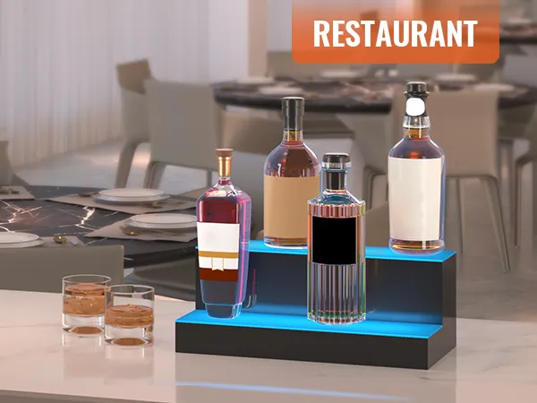 Exhibición LED VEVOR de botellas de licor con vasos de whisky sobre un mostrador de mármol en un entorno de restaurante.