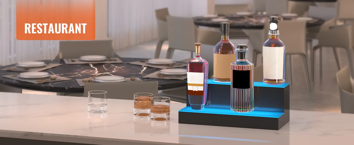 Exhibición LED VEVOR de botellas de licor con vasos de whisky sobre un mostrador de mármol en un entorno de restaurante.